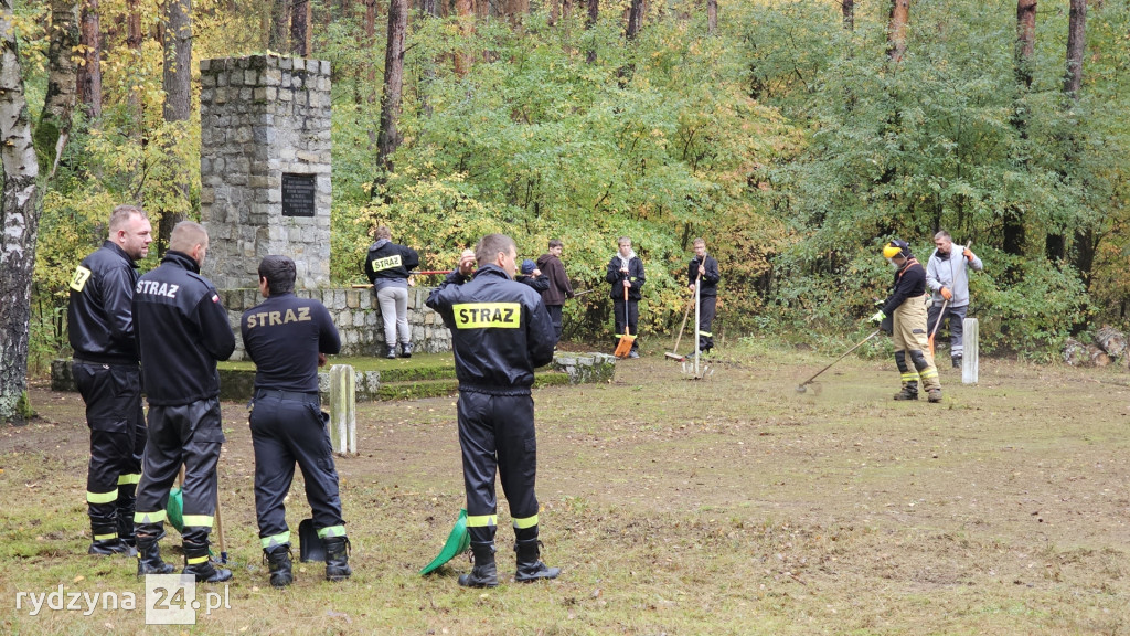 sprzątali mogiły w lesie pod Rydzyną