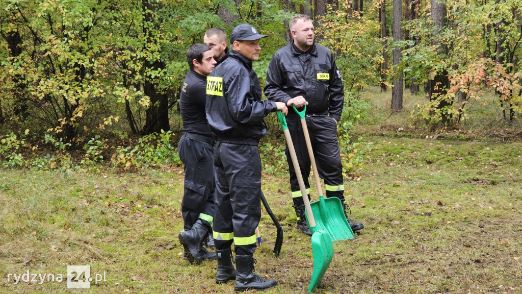 sprzątali mogiły w lesie pod Rydzyną