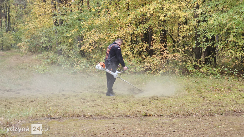 sprzątali mogiły w lesie pod Rydzyną