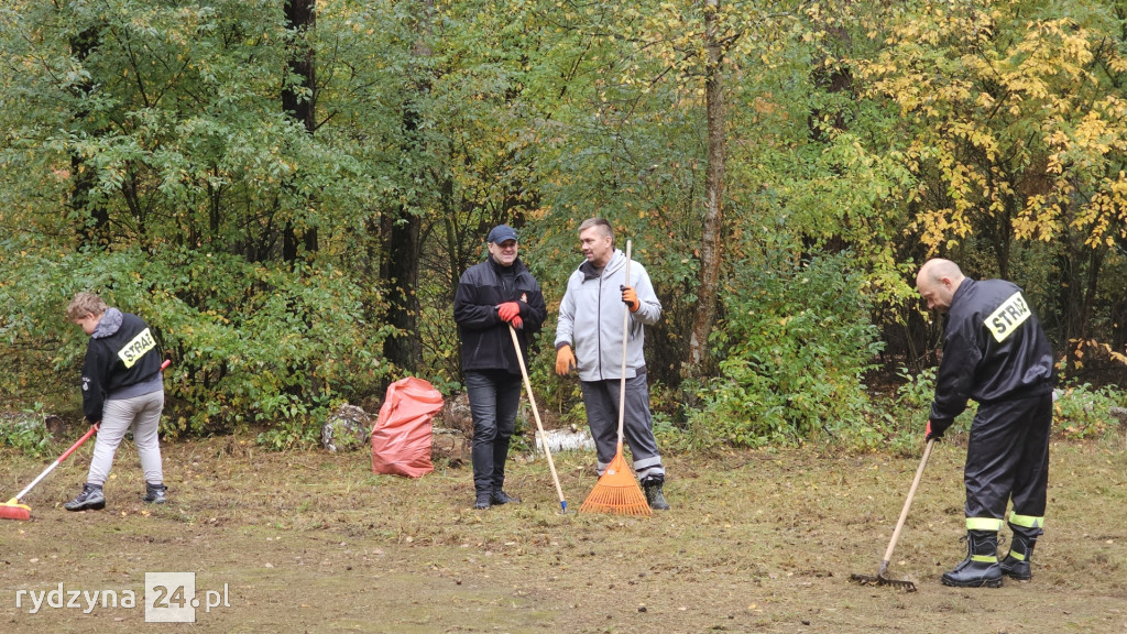 sprzątali mogiły w lesie pod Rydzyną