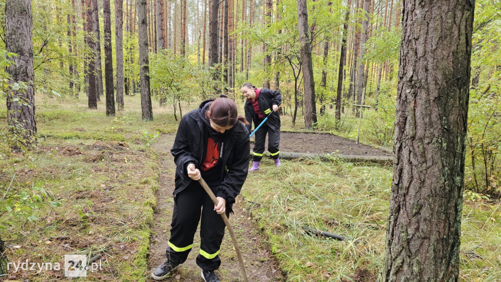 sprzątali mogiły w lesie pod Rydzyną