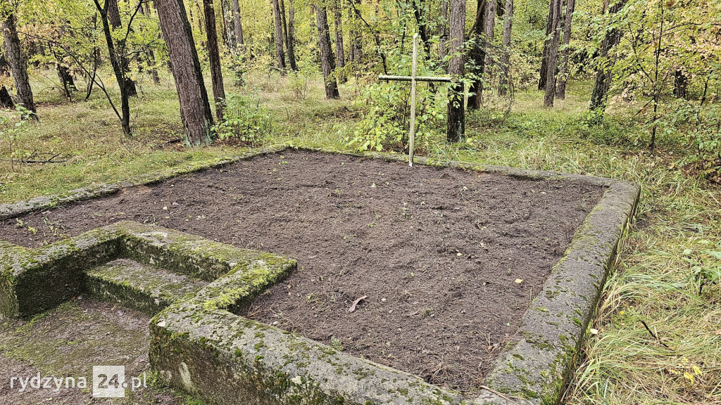 sprzątali mogiły w lesie pod Rydzyną