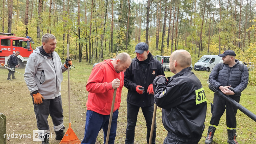 sprzątali mogiły w lesie pod Rydzyną