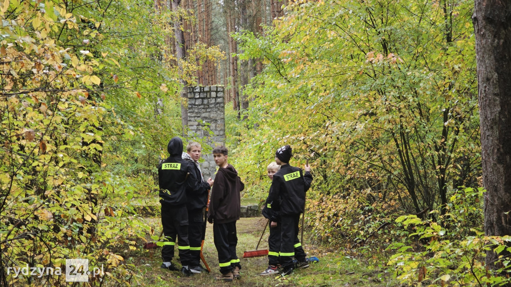 sprzątali mogiły w lesie pod Rydzyną