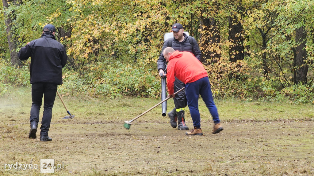 sprzątali mogiły w lesie pod Rydzyną