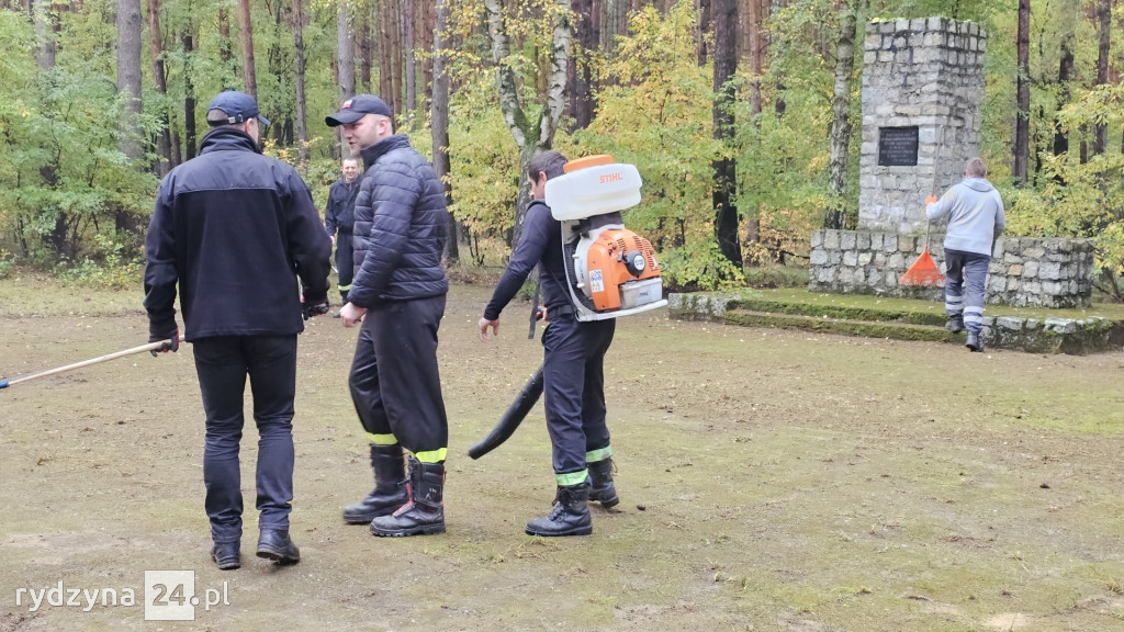 sprzątali mogiły w lesie pod Rydzyną