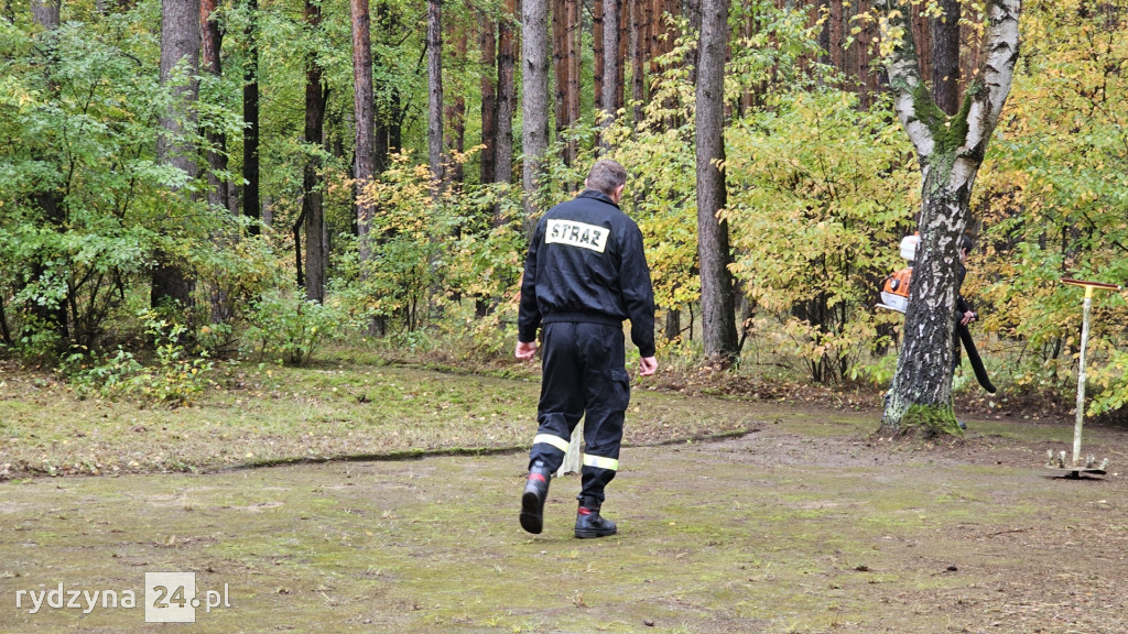 sprzątali mogiły w lesie pod Rydzyną