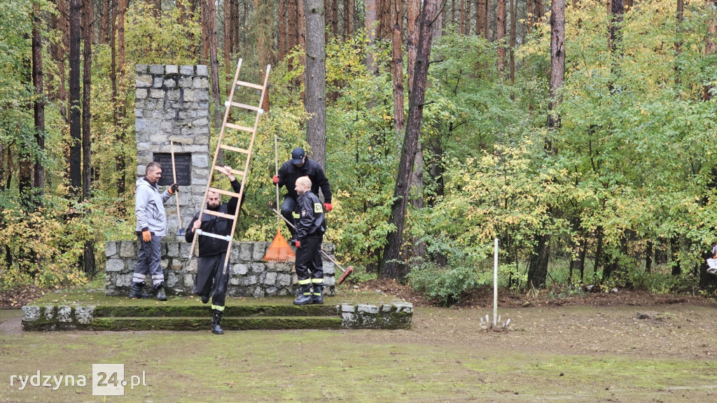 sprzątali mogiły w lesie pod Rydzyną