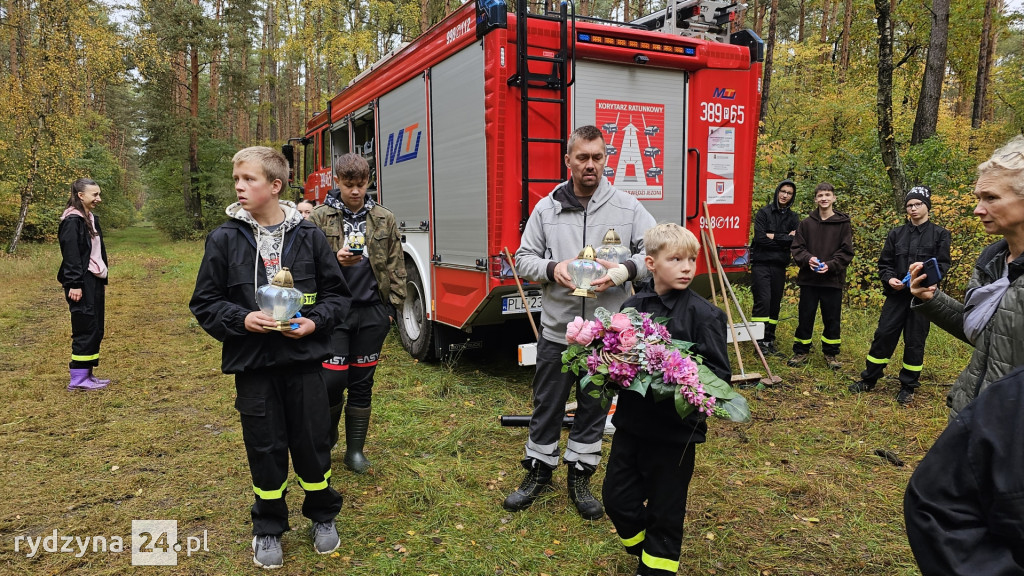 sprzątali mogiły w lesie pod Rydzyną