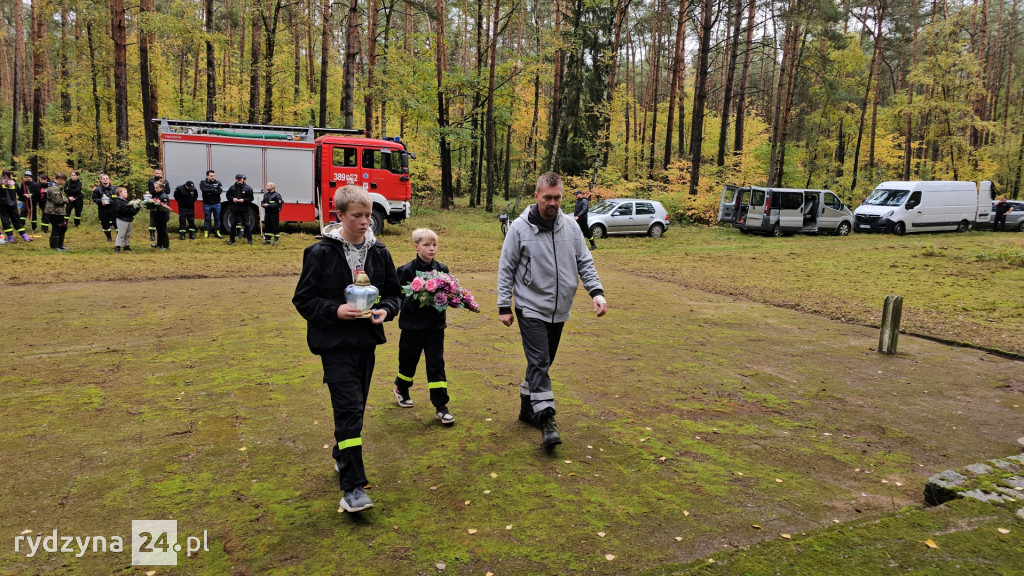 sprzątali mogiły w lesie pod Rydzyną