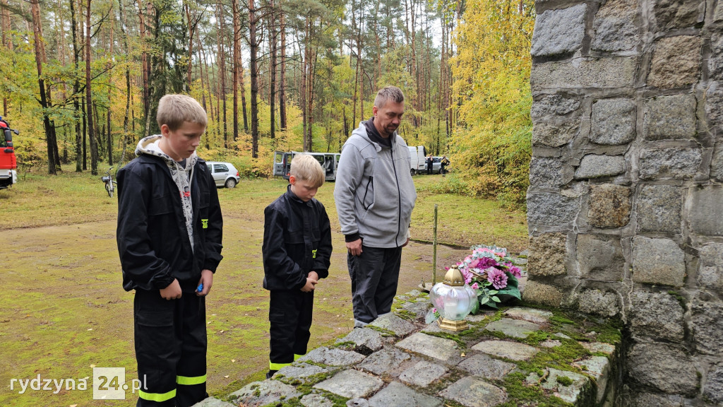 sprzątali mogiły w lesie pod Rydzyną