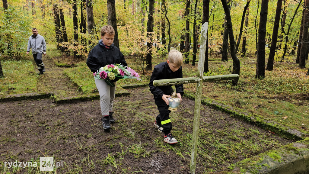 sprzątali mogiły w lesie pod Rydzyną