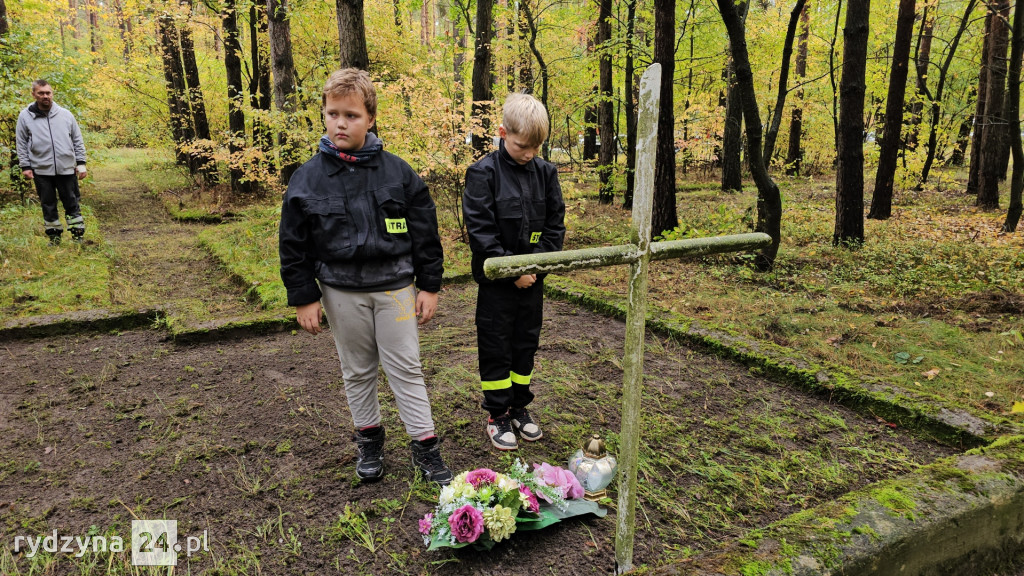 sprzątali mogiły w lesie pod Rydzyną