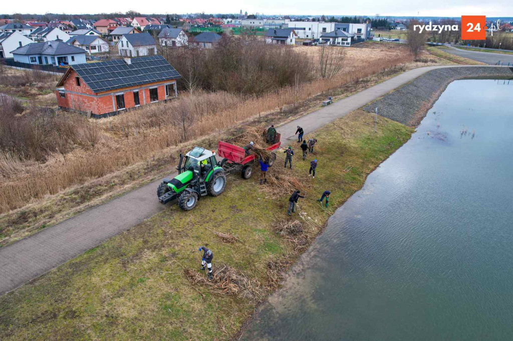 Sprzątanie zbiornika Rydzyna w Dąbczu