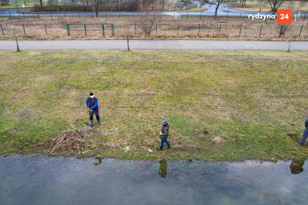 Sprzątanie zbiornika Rydzyna w Dąbczu