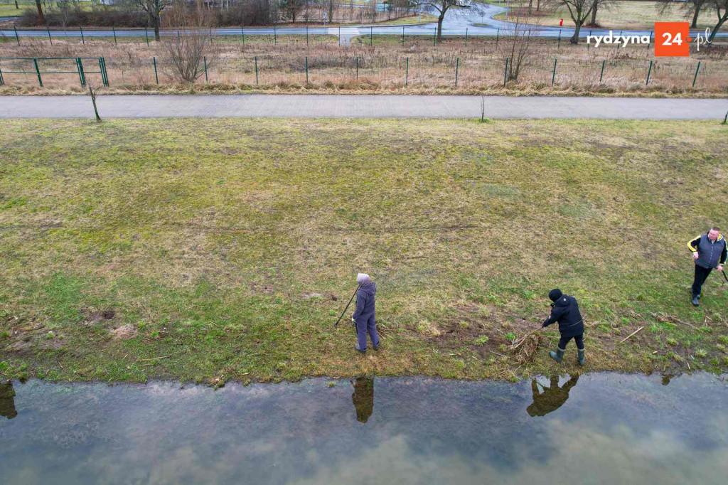 Sprzątanie zbiornika Rydzyna w Dąbczu