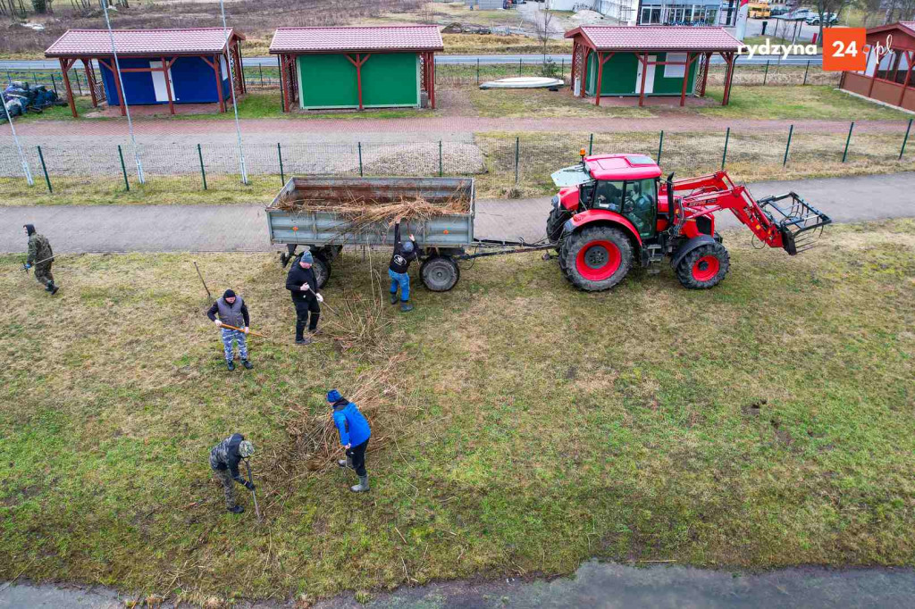 Sprzątanie zbiornika Rydzyna w Dąbczu