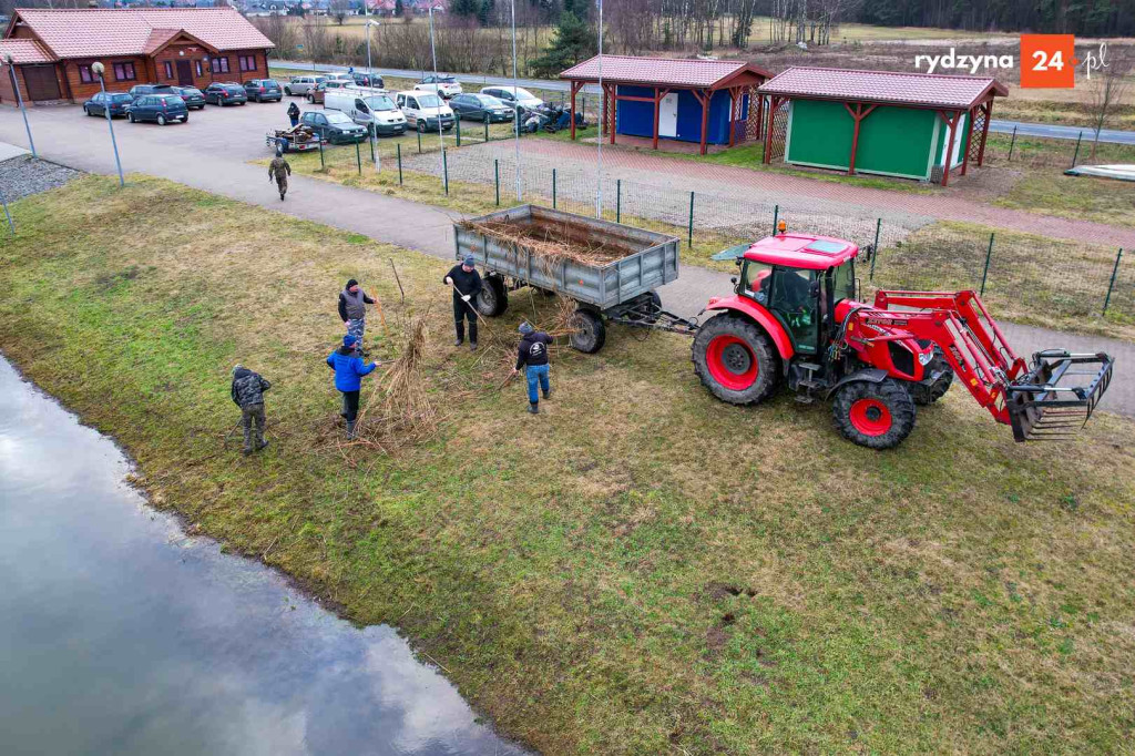 Sprzątanie zbiornika Rydzyna w Dąbczu