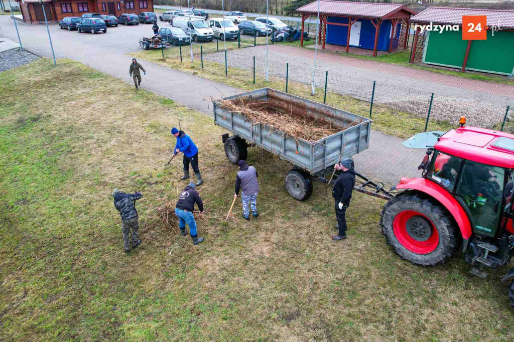 Sprzątanie zbiornika Rydzyna w Dąbczu