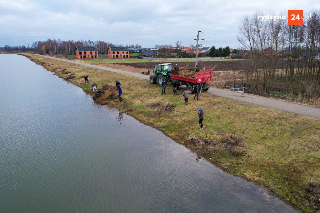 Sprzątanie zbiornika Rydzyna w Dąbczu