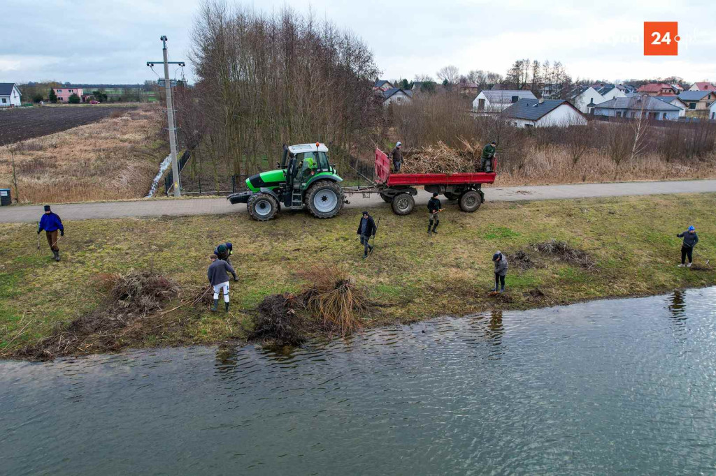 Sprzątanie zbiornika Rydzyna w Dąbczu