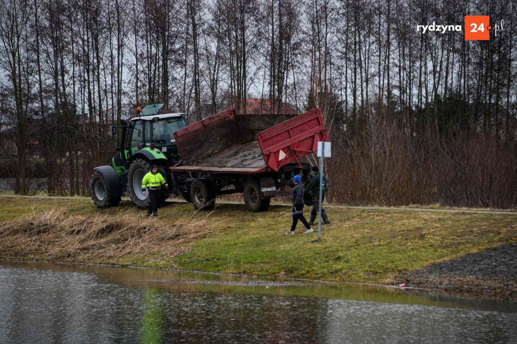 Sprzątanie zbiornika Rydzyna w Dąbczu