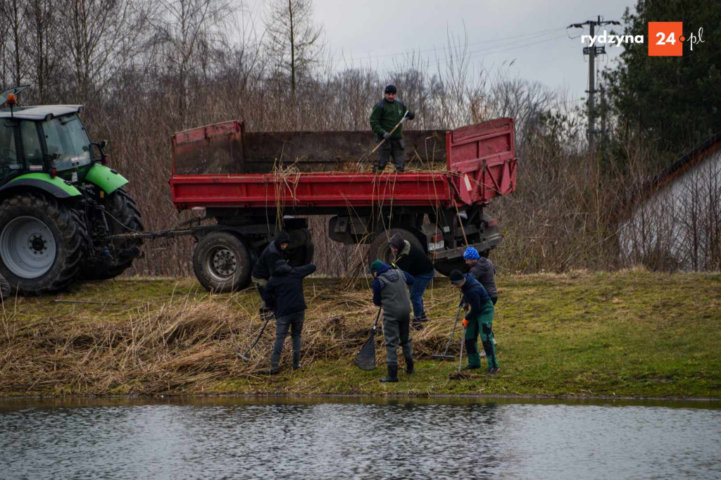 Sprzątanie zbiornika Rydzyna w Dąbczu