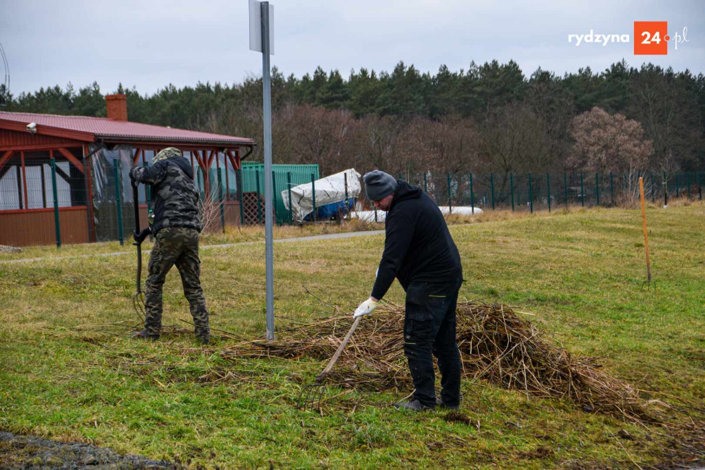 Sprzątanie zbiornika Rydzyna w Dąbczu