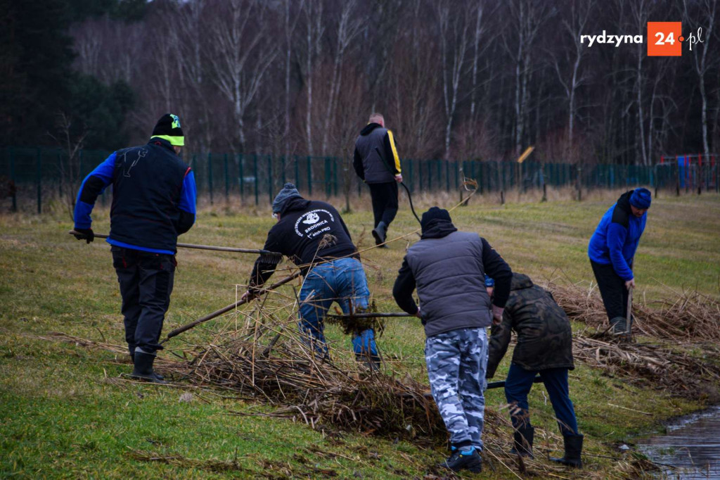 Sprzątanie zbiornika Rydzyna w Dąbczu