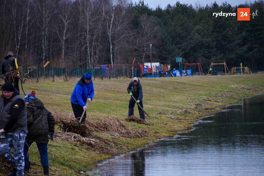 Sprzątanie zbiornika Rydzyna w Dąbczu