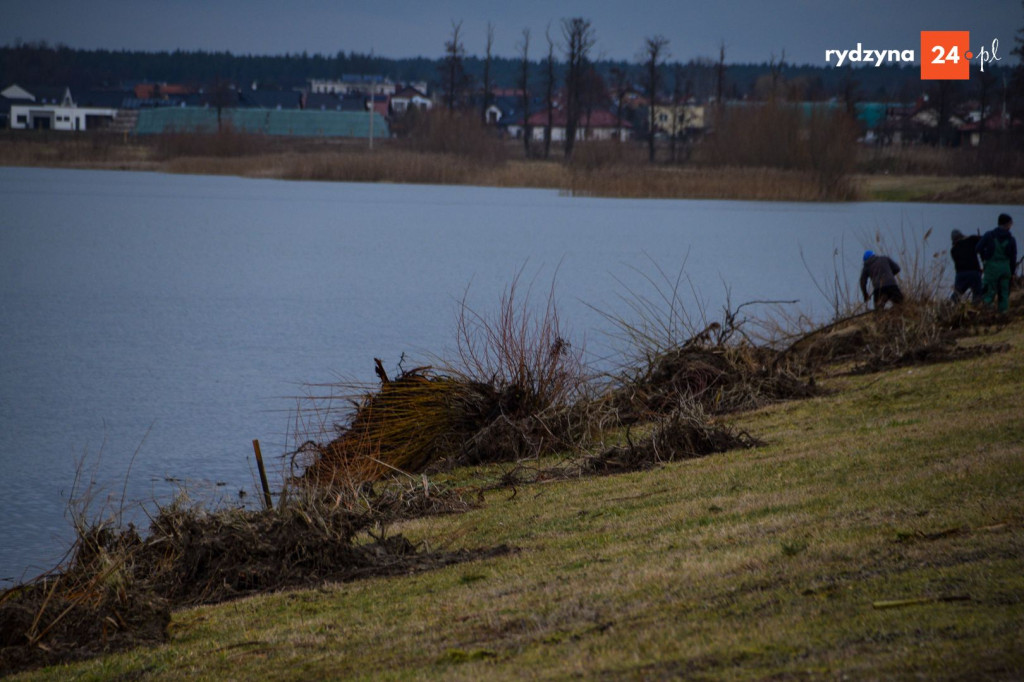 Sprzątanie zbiornika Rydzyna w Dąbczu