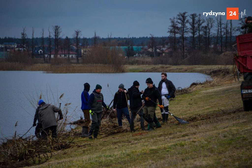 Sprzątanie zbiornika Rydzyna w Dąbczu