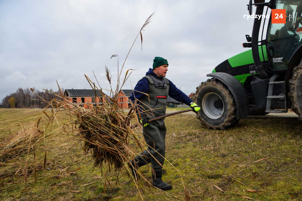 Sprzątanie zbiornika Rydzyna w Dąbczu