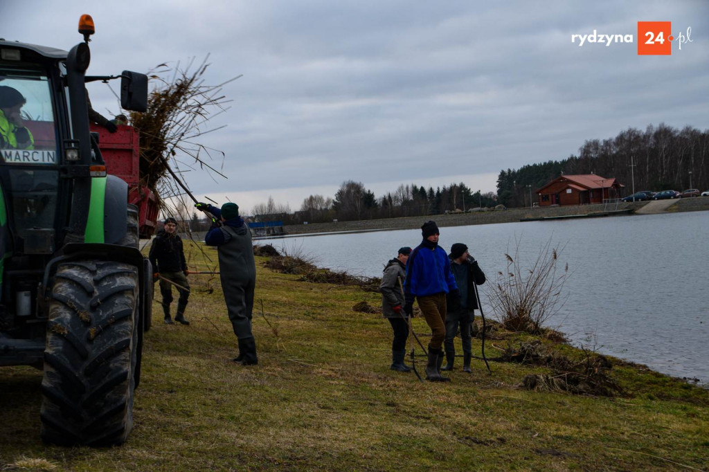 Sprzątanie zbiornika Rydzyna w Dąbczu