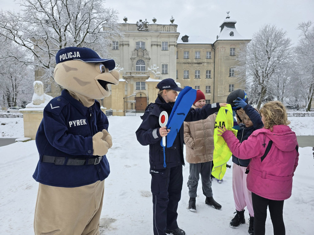 lekcja bezpieczeństwa z policją i Sierżantem Pyrkiem w Rydzynie