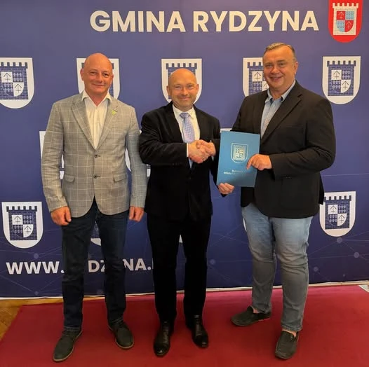 Orlik 2025 i plac zabaw w Kłodzie. Gmina Rydzyna podpisała umowę