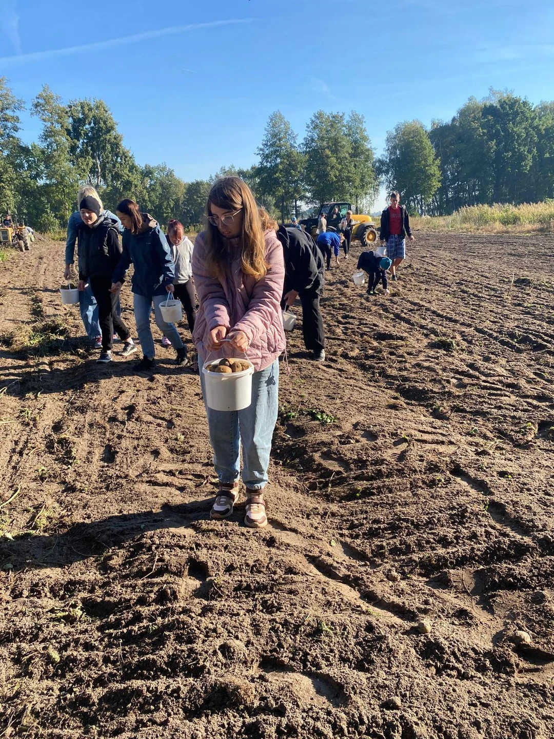 Uczniowie na wykopkach w Zaczarowanej Zagrodzie w Tarnowej Łące