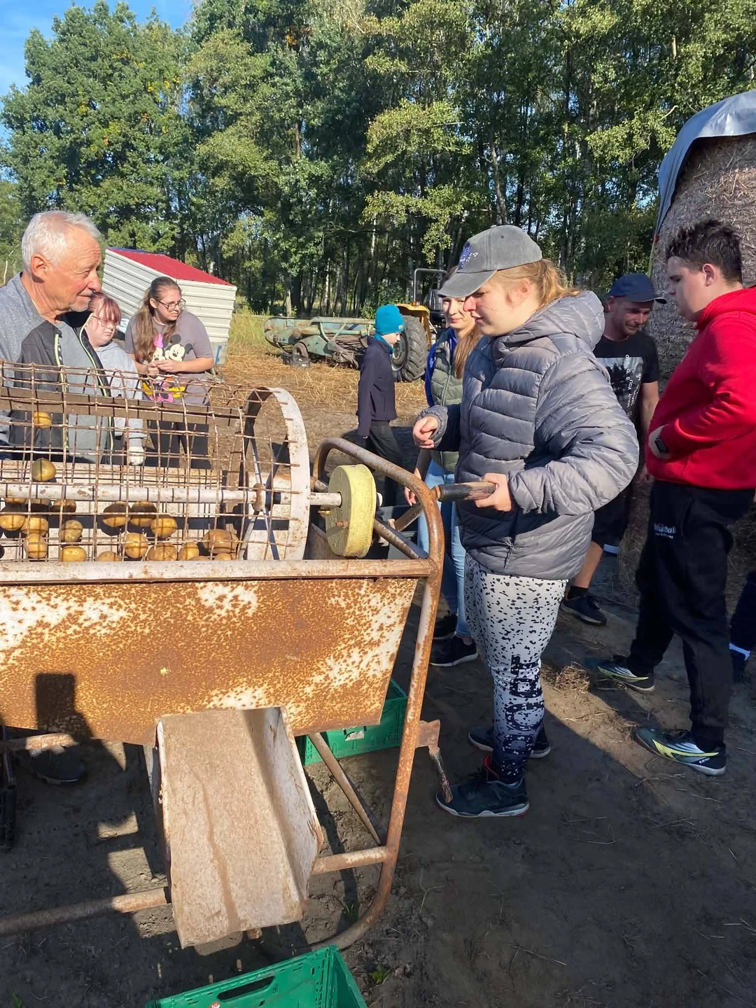Uczniowie na wykopkach w Zaczarowanej Zagrodzie w Tarnowej Łące — zdjęcie 9