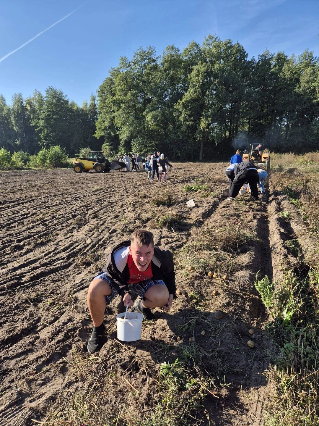 Uczniowie na wykopkach w Zaczarowanej Zagrodzie w Tarnowej Łące — zdjęcie 22