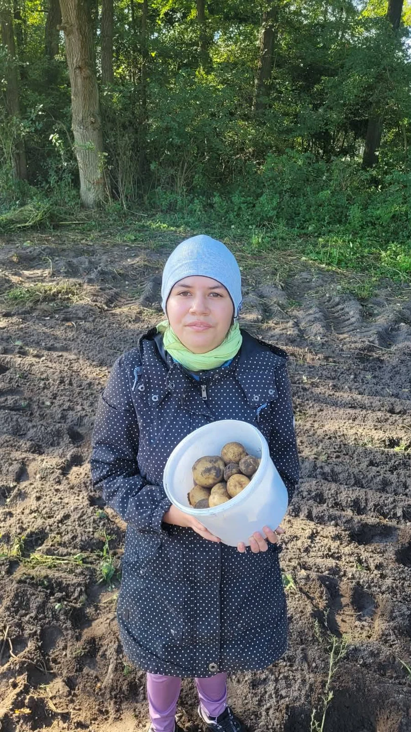 Uczniowie na wykopkach w Zaczarowanej Zagrodzie w Tarnowej Łące — zdjęcie 32