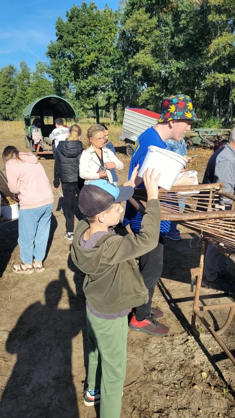 Uczniowie na wykopkach w Zaczarowanej Zagrodzie w Tarnowej Łące — zdjęcie 38