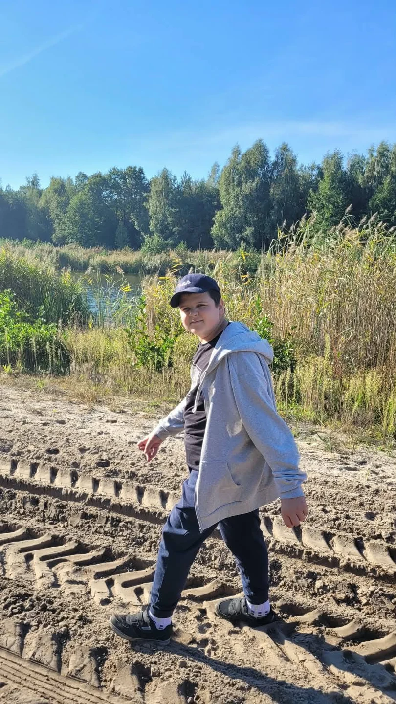Uczniowie na wykopkach w Zaczarowanej Zagrodzie w Tarnowej Łące — zdjęcie 43