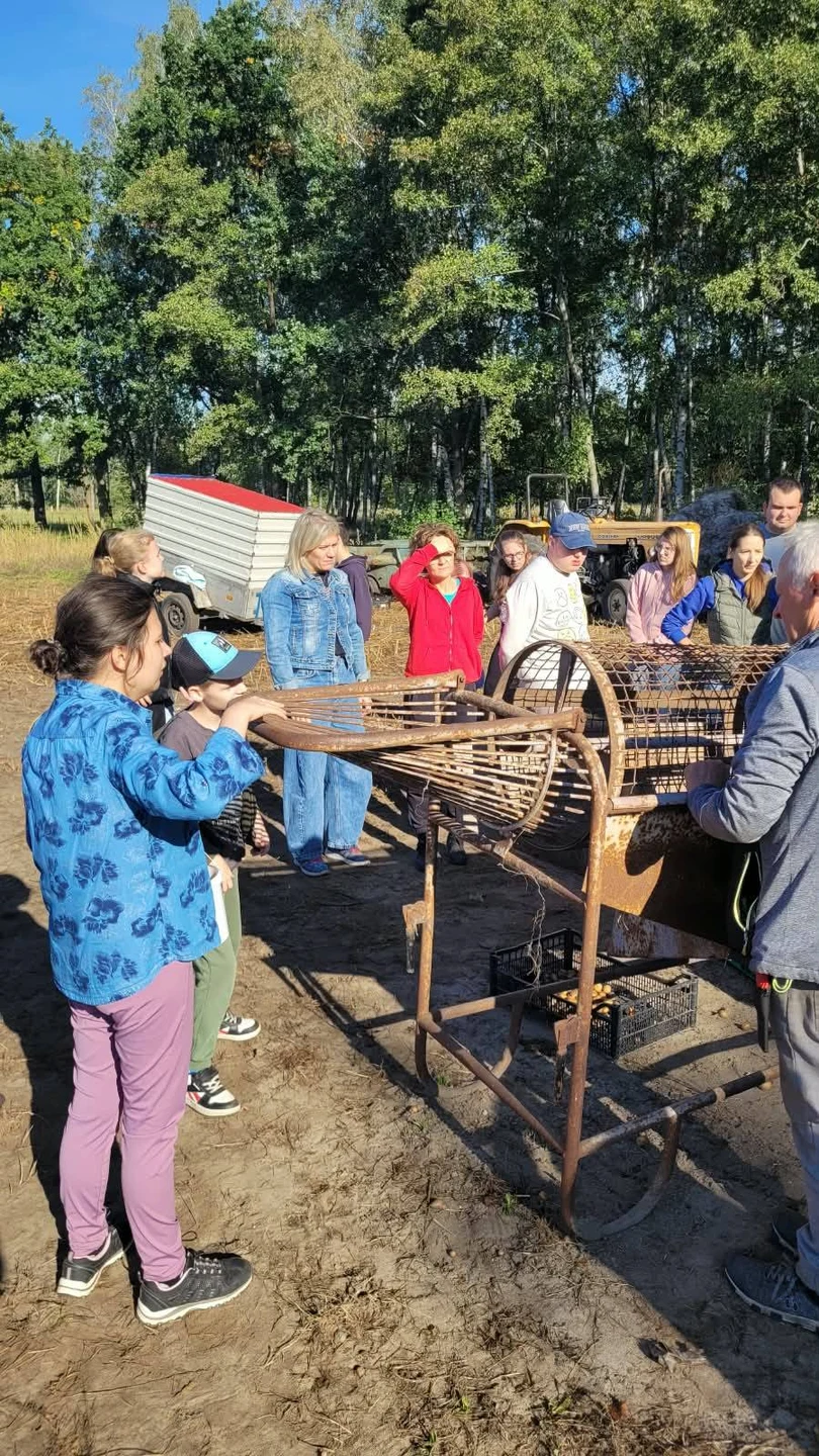 Uczniowie na wykopkach w Zaczarowanej Zagrodzie w Tarnowej Łące — zdjęcie 44