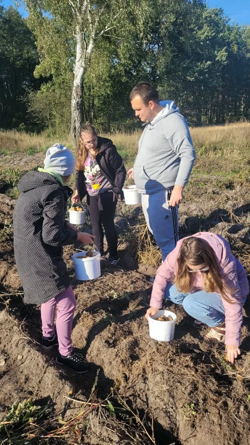 Uczniowie na wykopkach w Zaczarowanej Zagrodzie w Tarnowej Łące — zdjęcie 45