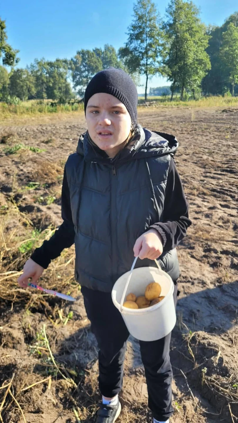 Uczniowie na wykopkach w Zaczarowanej Zagrodzie w Tarnowej Łące — zdjęcie 49