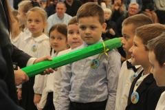 Pasowanie-pierwszoklasistow-w-Szkole-Podstawowej-w-Dabczu-018