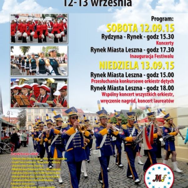 Orkiestra i mażoretki na rynku