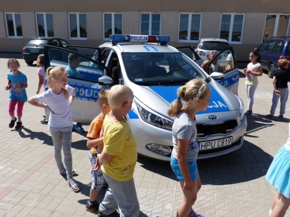 Policjantki w Szkole Podstawowej w Dąbczu
