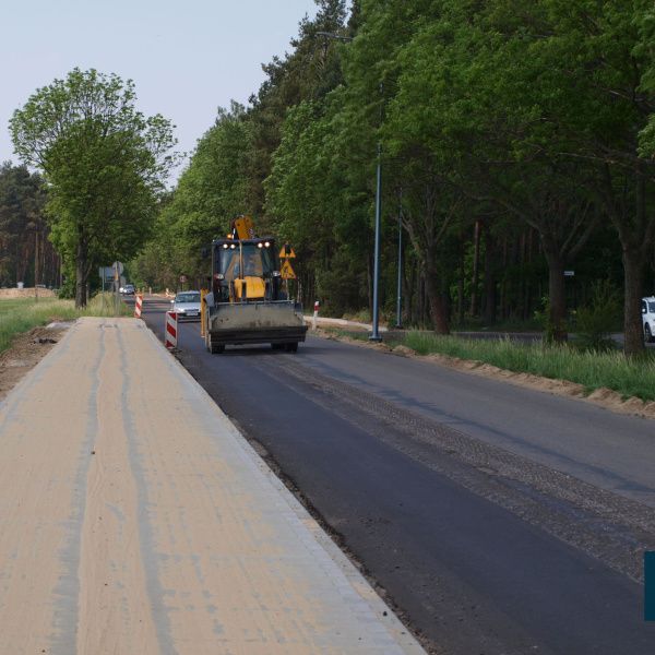 Prace na całej szerokości jezdni wymusiły zamknięcie drogi dla ruchu kołowego.
