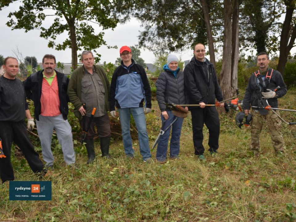 Sprzątanie zapomnianego cmentarza Ewangelickiego w Rydzynie